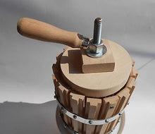 Cast iron screw rod press. User-friendly wine spindle.