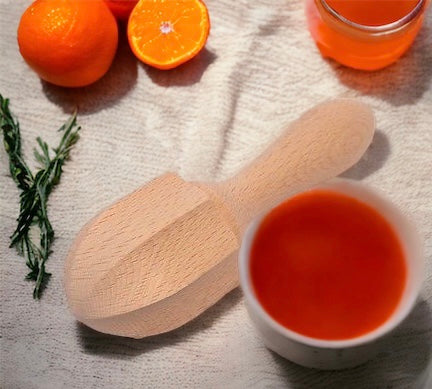 Wooden orange squeeze that will make you orange juice even more healthy since there will be no trace of plastic.
